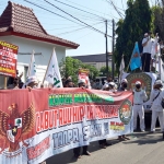 PUI saat menggelar aksi di depan Gedung DPRD Kota Kediri. foto: MUJI HARJITA/ BANGSAONLINE