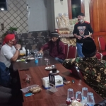 Gelar konferensi pers di Depot Murni, Candi Wates, Prigen, Pasuruan, Minggu (27/6/2021) malam. (foto: ist)