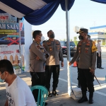 Kapolres Ngawi AKBP I Wayan Winaya bersama jajaran beserta empat pilar melakukan pemantauan di Pos Penyekatan Exit Tol Ngawi, Rabu (19/5/2021). (foto: ist)