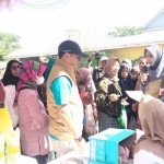 Warga Kabupaten Madiun antre sembako murah pada kegiatan gerakan pangan murah (GPM) Jawa Timur yang digelar di Kecamatan Jiwan, Kabupaten Madiun. Foto: Antara