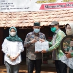 Menteri Desa dan PDTT Abdul Halim Iskandar ketika berada di Pantai Semilir bersama Ketua DPRD Tuban, Mohammad Miyadi.