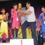 Wabup Moh.Qosim saat menyerahkan piala kepada pemenang futsal KWG Cup III. foto: syuhud/ BANGSAONLINE