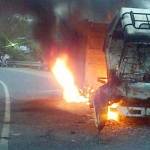 Dump truck yang dibakar karena melindas pengendara motor. Foto: suarasurabaya