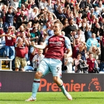 Chris Wood mencatatkan namanya di papan sejarah sebagai pencetak gol ke-30.000 Premier League. 