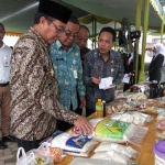 Bupati Tuban Fathul Huda (kiri) saat meninjau salah satu stan.