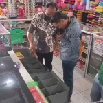 Polisi saat melakukan olah TKP di lokasi kejadian.