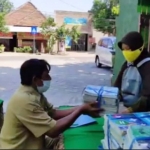 Siswi SMP Negeri 1 Gurah saat menerima buku paket dari guru pembimbing. foto: ist.