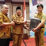 Salah satu peserta workshop PPK menerima doorprize dari Wali Kota Malang Sutiaji, di Hotel Ijen Suites Malang, Selasa (03/03). foto: IWAN IRAWAN/ BANGSAONLINE