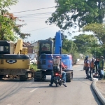 Pengerjaan proyek jaringan pipa SPAM Offtake di Kecamatan Rembang, Kabupaten Pasuruan.