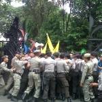 RICUH - Massa aktifis PMII Bojonegoro kala dihadang aparat kepolisian dan Satpol PP di pintu gerbang kantor Pemkab Bojonegoro, Kamis (8/5/2014). foto : eky nur hady/BangsaOnline