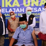 Gubernur Khofifah saat meninjau penyuntikkan Vaksin Inavac.