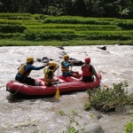 Tim BPBD Kabupaten Blitar saat melakukan penyisiran di Sungai Lekso.