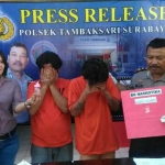 Dua tersangka saat dirilis di Mapolsek Tambaksari.