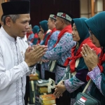 SVP of Supporting Semen Indonesia Muchamad Supriyadi, menyalami jemaah calon haji. foto: ist