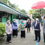 SIDAK: Hudiyono melihat kondisi SDN Medaeng 2 Waru, Sabtu (5/12). foto: ist.