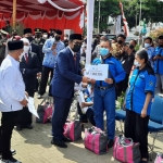 Wakil Ketua Baznas Jawa Timur Muhammad Zakki saat menyerahkan bantuan secara simbolis kepada salah satu disabilitas.