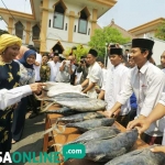 Menteri Kelautan dan Perikanan Susi Pudjiastuti dan Gus Sholah saat menyerahkan ikan tuna di Ponpes Tebuireng Jombang. foto: RONY S/ BANGSAONLINE