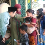 Masyarakat dari berbagai kelas masuk Gedung Negara Grahadi saat Gubernur Jawa Timur Khofifah Indar Parawansa open house saat Hari Raya Idul Fitri, Sabtu (22/4/2023). Foto: Humas Pemprov Jatim