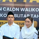 Syauqul Muhibbin dan Elim Tyu Samba saat memberi keterangan kepada wartawan di KPU Kota Blitar.