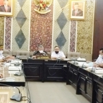 Kusnadi, Ketua DPRD Jatim menerima audiensi perwakilan buruh pabrik rokok. foto: istimewa.