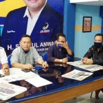 Sekretaris DPD Nasdem Gresik Musa (paling kanan) bersama para pengurus. foto: SYUHUD/ BANGSAONLINE