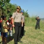 Wakapolres Sidoarjo, Aditya Puji, saat meninjau lokasi munculnya buaya di kali porong, Dusun Awar-awar. (foto: agus hp/BANGSAONLINE)