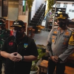 Bupati Kediri Hanindhito Himawan Pramana didampingi Kapolres Kediri AKBP Lukman Cahyono dan Dandim 0809 Letkol Inf. Ruly Eko Suryawan saat memberi keterangan kepada wartawan usai melakukan inspeksi mendadak (sidak) ke sejumlah restoran atau kafe yang melanggar PPKM darurat. (foto: ist)