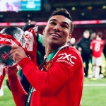 Casemiro mengangkat trofi Carabao Cup 2023 usai di final mengalahan Newcastle United