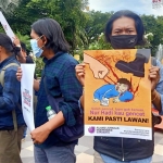 Puluhan wartawan yang tergabung dalam IJTI, AJI, dan PWI saat unjuk rasa di depan Gedung Grahadi Surabaya, Senin (29/3/2021).