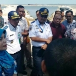 Shoviatus Soleha (Kerudung Biru) Biro Perekonomian Sekretariat Satgas Perusahaan Provinsi Jatim, bersama Tim Satgas di Lokasi Pembangunan Dockyard dan Galangan di Desa Sambilangan Bangkalan.