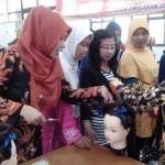 Ibu-ibu ketika mengikuti pelatihan potong rambut. foto: syuhud/BANGSAONLINE