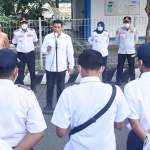 Wali Kota Kediri, Abdullah Abu Bakar, saat memberikan sambutan kepada petugas dinas perhubungan. Foto: Ist 