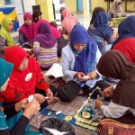 Para ibu-ibu yang tergabung dalam UMKM handycraft. foto: SYUHUD/ BANGSAONLINE