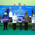 Gubernur Jawa Timur Khofifah Indar Parawansa saat membagikan bantuan kartu perdana berisi kuota internet gratis 30 GB di SMAN 2 Mejayan Kabupaten Madiun, Jumat (18/9/2020). foto: ist/ bangsaonline.com