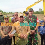 Bupati Gresik, Fandi Akhmad Yani, saat memberi keterangan pers terkait jebolnya tanggul anak Kali Lamong di Desa Cermenlerek, Kecamatan Kedamean. Foto: SYUHUD/BANGSAONLINE