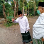 Prof Dr KH Asep Saifuddin Chalim, MA dan Syafruddfin Jaya saat melihat tanah yang sudah dibebaskan untuk pengembangan Pondok Pesantren Amanatul Ummah 02 Leumunding Majalengka Jawa Barat. Foto: mma/bangsaonline.com