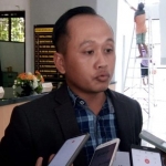 Moch. Mahbuba, S.H., kuasa hukum orang tua korban saat memberi keterangan kepada wartawan.