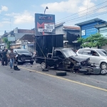 Truk boks usai menabrak dua kendaraan R4 yang sedang berhenti karena lampu merah.