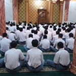 Para siswa SMAN 2 Kota Batu saat salat gaib untuk mendoakan siswi kelas X, Bawon Tri Ayu, yang meninggal karena kecelakaan.