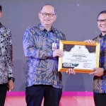 Pj Sekdaprov Jatim saat menyerahkan penghargaan di E-Purchasing Award 2024.