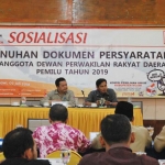 Ketua KPUD Ngawi dan sekretaris saat sosialisasi.