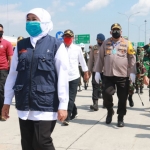 Gubernur Jatim Khofifah Indar Parawansa didampingi Forkopimda saat tiba di posko check point exit tol Ngawi, Minggu (26/04).