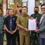 Wakil Bupati Blitar, Rahmat Santoso, saat memberi hasil assessment soal padepokan Gus Samsudin ke kuasa hukum.