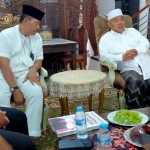 Prof Dr KH Asep Saifuddin Chalim, MA, saat menerima Letnan Jenderal (Purn) Agus Sutomo, Danjen Kopassus periode 2012-2014 di kediamannya  PP Amanatul Ummah Pacet Mojokerto, Jumat (23/12/2022). Foto: MMA/bangsaonline.com