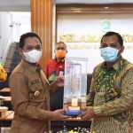 Bupati dan Ketua DPRD Lumajang menerima penghargaan Green Leadership Nirwasita Tantra. (foto: ist)