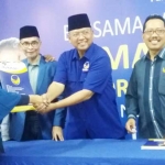 Ketua DPW Partai NasDem Jatim, Rendra Kresna memberikan formulir kepada masyarakat yang mendaftar sebagai bakal caleg dalam program Partai NasDem Memanggil. foto: DIDI ROSADI/ BANGSAONLINE