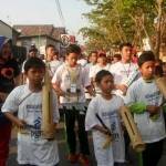 KREATIF. Aksi warga Kelurahan Magersari RT 18 RW 06 Kecamatan Sidoarjo yang mengikuti jalan sehat. Foto : catur andy/BANGSAONLINE