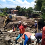 Salah satu jembatan yang rusak imbas bencana mulai dibangun kembali oleh Pemkab Pasuruan.