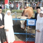 Gubernur Khofifah Indar Parawansa seusai melaksanakan Ibadah Sholat Ied Adha di Masjid Agung  Al Akbar Surabaya (MAS), Ahad (11/8). foto: ist