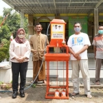 Ning Ita saat menyerahkan 1 unit alat CTPS pedal ke salah satu masjid di Kota Mojokerto.